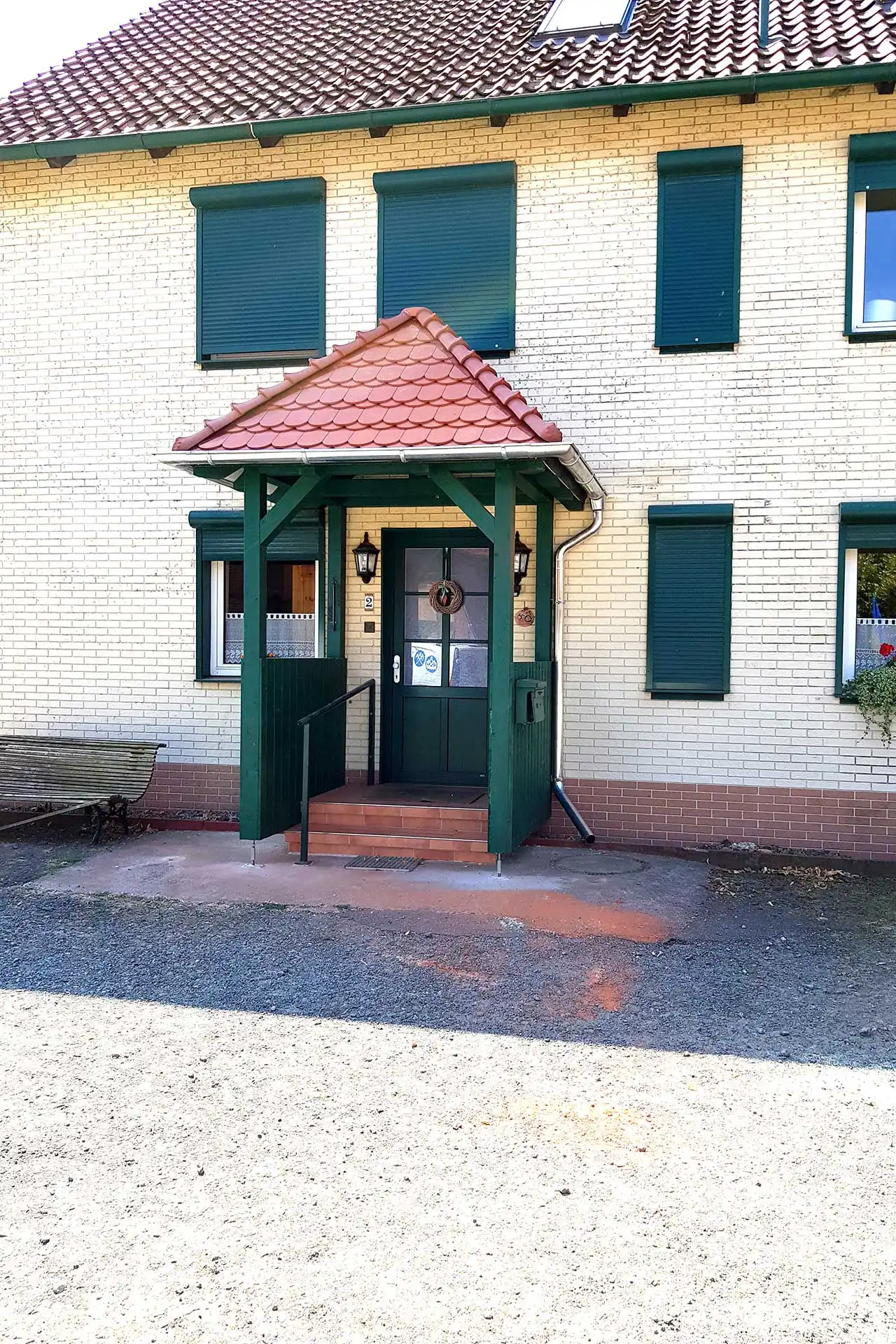 Dachdecker Dinse – Ihr Dachdecker für Ahrensbök & Schöningen. Alles aus einer Hand. Über Uns – Dachdeckermeister Thomas Dinse – Leistungen – Vordach Eingangsbereich Einfamilienhaus