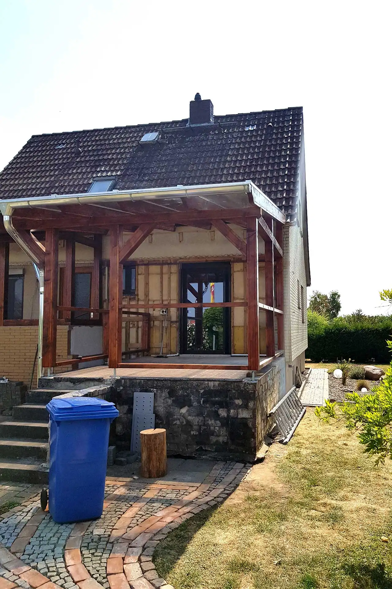 Dachdecker Dinse – Ihr Dachdecker für Ahrensbök & Schöningen. Alles aus einer Hand. Über Uns – Dachdeckermeister Thomas Dinse – Leistungen – Holzarbeiten Einfamilienhaus – neue Terrasse mit Überdachung und Holzboden