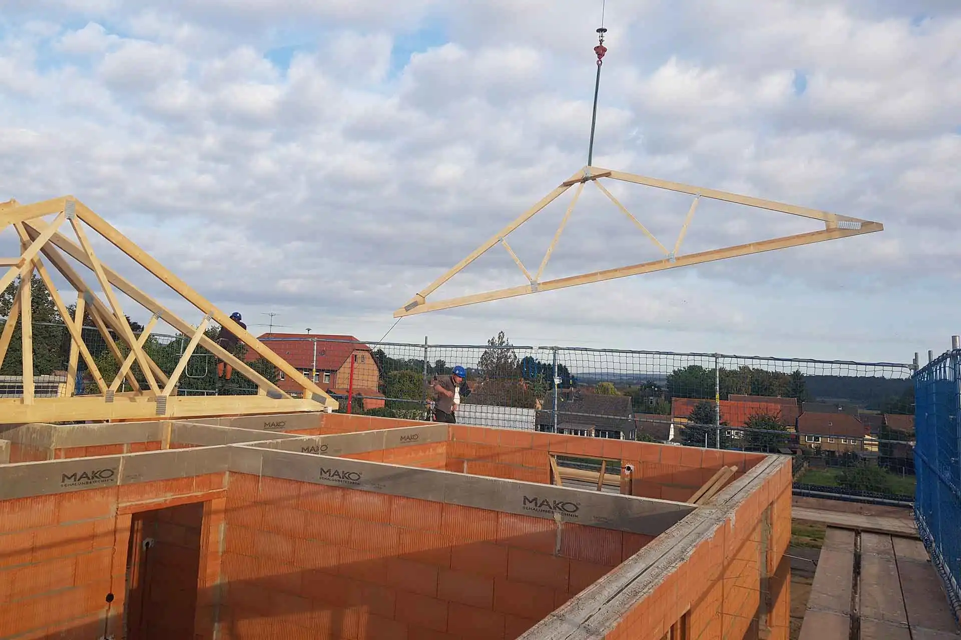 Dachdecker Dinse - Ihr Dachdecker für Ahrensbök & Schöningen. Alles aus einer Hand. Über Uns - Dachdeckermeister Thomas Dinse - Leistungen - Dacharbeiten Ziegel, Dachsteine oder Schiefer - Ob Neueindeckung, Reparatur oder Sanierung – wir sorgen für ein sicheres und langlebiges Dach über Ihrem Kopf.