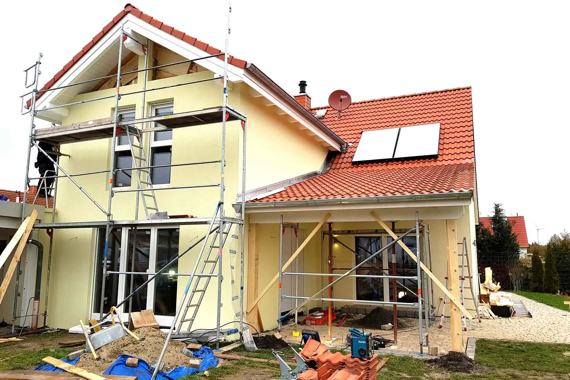 Dachdecker Dinse – Ihr Dachdecker für Ahrensbök & Schöningen. Alles aus einer Hand. Über Uns – Dachdeckermeister Thomas Dinse Dachstuhl mit Schornstein – ABGESCHLOSSENE PROJEKTE UND REFERENZEN Qualität, die überzeugt – Ergebnisse, die bleiben. – NEUBAU mit Gerüst