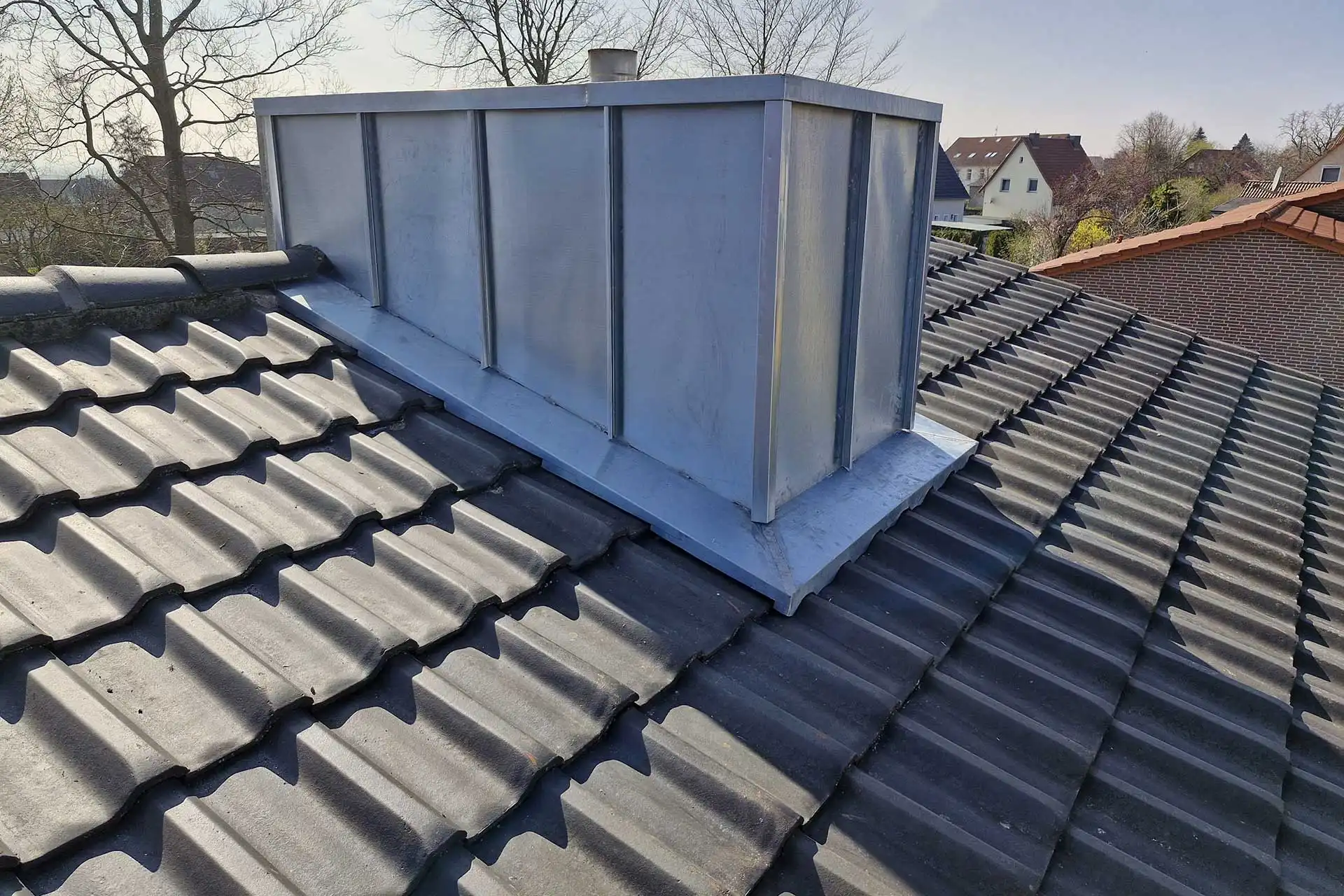 Dachdecker Dinse - Ihr Dachdecker für Ahrensbök & Schöningen. Alles aus einer Hand. Über Uns - Dachdeckermeister Thomas Dinse Dachstuhl mit Schornstein - Leistungen - Klempnerarbeiten - Dachrinnen, Fallrohre & Zinkarbeiten - Funktionale und hochwertige Metallarbeiten für dauerhaften Schutz vor Witterung.